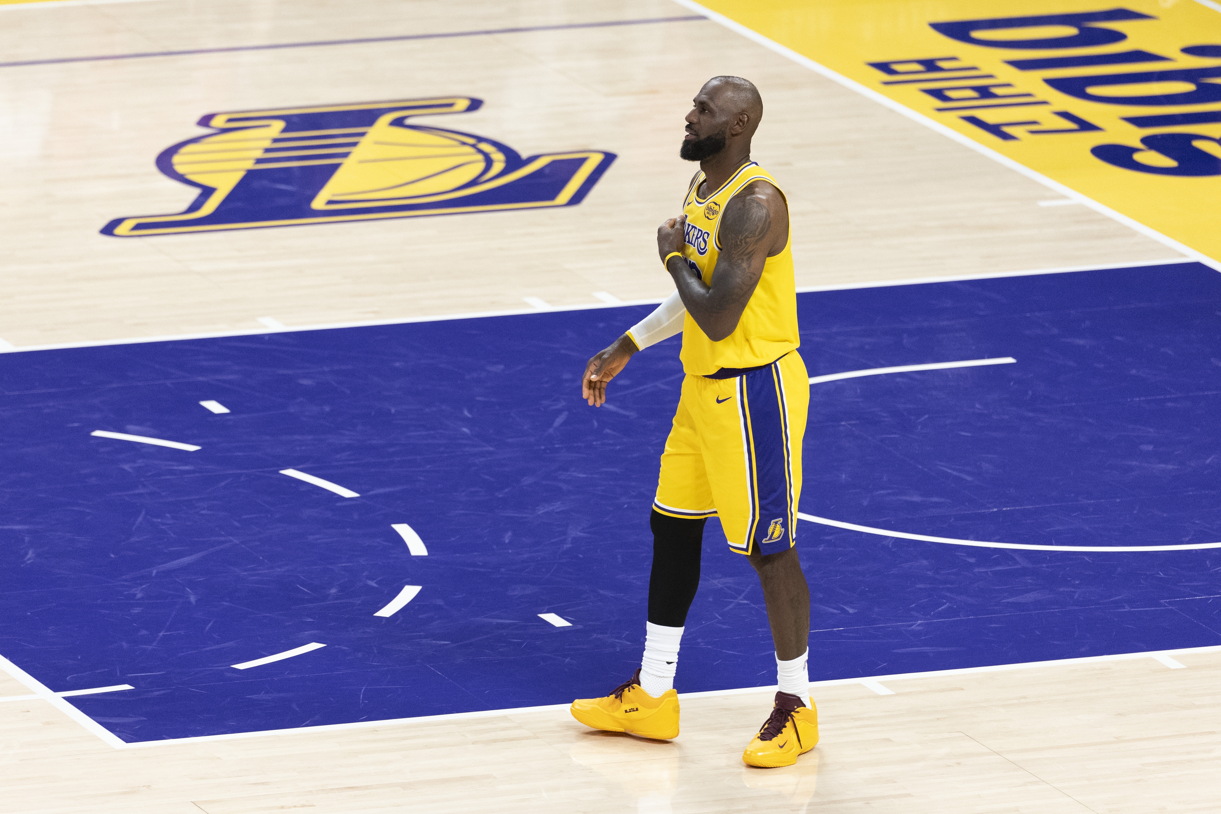 星空体育在线-Shams：詹姆斯本人&amp;联盟感觉他会再打一年 湖人表现影响他的未来